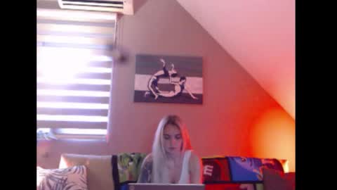 A girl online show from November 27, 2025, 8:05 am