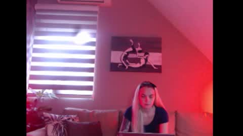 A girl online show from December 1, 2025, 7:57 am