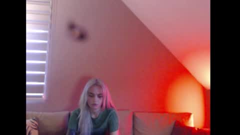 A girl online show from December 19, 2025, 8:10 am