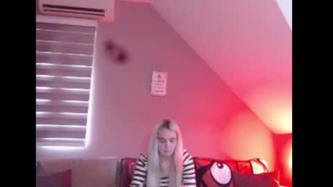 A girl online show from May 18, 2026, 7:36 am