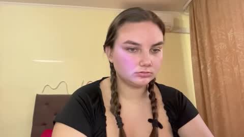 Mila online show from October 13, 2025, 2:50 pm