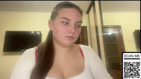 Mila online show from November 17, 2025, 3:29 pm