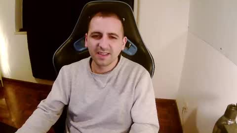 Snapshot of droooooones chatting on February 16, 2025, 12:30 am droooooones online show from February 16, 2025, 12:30 am