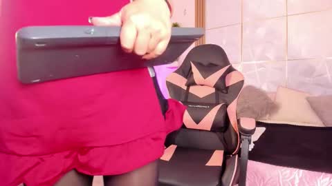 Snapshot of dulce_ferrer1 chatting on November 10, 2025, 2:27 pm online show from November 10, 2025, 2:27 pm