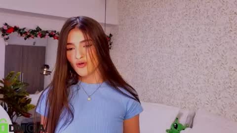 dulce_isabel_ online show from May 25, 2026, 3:56 am