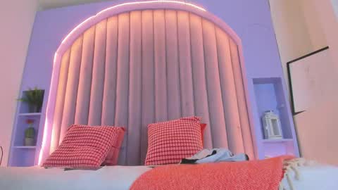 DULCE AURORA online show from November 26, 2025, 12:00 am