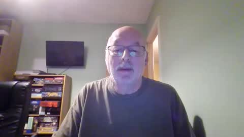 Snapshot of dutchunclejohn chatting on November 10, 2025, 8:52 pm DutchUncleJohn online show from November 10, 2025, 8:52 pm