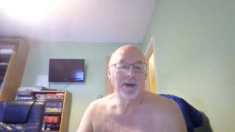 Snapshot of dutchunclejohn chatting on November 19, 2025, 9:09 am DutchUncleJohn online show from November 19, 2025, 9:09 am