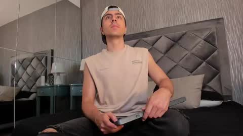 Snapshot of dylan_cross_ chatting on September 24, 2025, 11:24 am Dylan online show from September 24, 2025, 11:24 am