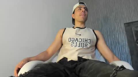 Snapshot of dylan_cross_ chatting on October 4, 2025, 11:19 am Dylan online show from October 4, 2025, 11:19 am