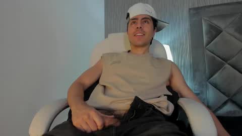 Snapshot of dylan_cross_ chatting on November 13, 2025, 11:31 am Dylan online show from November 13, 2025, 11:31 am