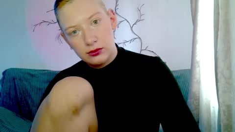 Snapshot of earn_my_lily chatting on April 29, 2026, 7:23 am Lily online show from April 29, 2026, 7:23 am