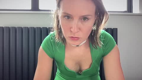 Nadia Ferreira  online show from October 18, 2025, 10:05 am