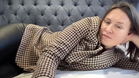 Nadia Ferreira  online show from November 14, 2025, 1:43 pm