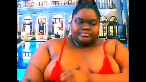 Snapshot of ebonyhotbuns4u2luv chatting on April 16, 2026, 8:26 am ebonyhotbuns4u2luv online show from April 16, 2026, 8:26 am
