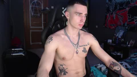 Snapshot of eduard_loveee chatting on December 21, 2025, 12:56 pm Eduar online show from December 21, 2025, 12:56 pm