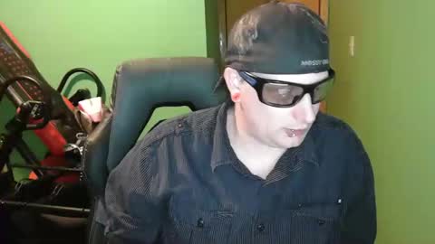 edwardaims_2please online show from April 28, 2026, 2:21 am