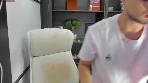 Snapshot of edwardross_ chatting on February 9, 2025, 7:30 pm Edward Ross online show from February 9, 2025, 7:30 pm