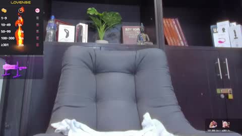 Snapshot of edwardross_ chatting on February 25, 2025, 11:22 pm Edward Ross online show from February 25, 2025, 11:22 pm