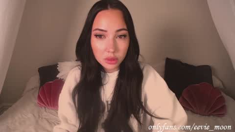 Snapshot of eevie_moon chatting on December 5, 2024, 8:00 am eevie online show from December 5, 2024, 8:00 am