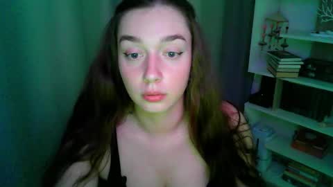 Snapshot of effie_balconii chatting on September 13, 2025, 2:28 pm effie_balconii online show from September 13, 2025, 2:28 pm