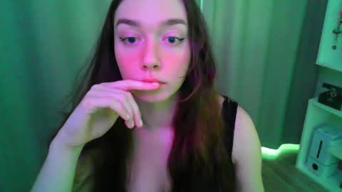Snapshot of effie_balconii chatting on March 20, 2026, 11:37 am effie_balconii online show from March 20, 2026, 11:37 am