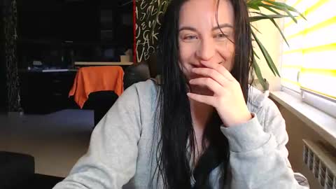 Effy online show from October 3, 2025, 9:28 am