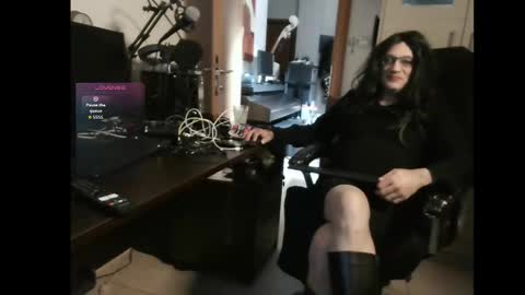 Snapshot of efi_crossou chatting on November 14, 2025, 12:09 am efi_crossou online show from November 14, 2025, 12:09 am