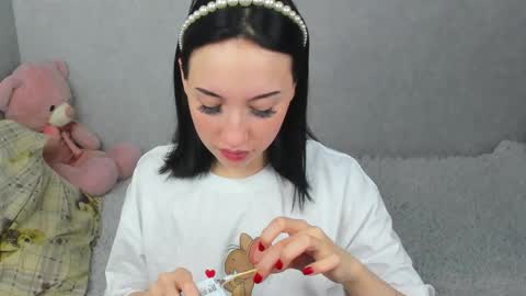 eileenmoores online show from December 17, 2025, 7:42 pm