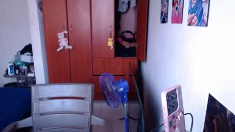 eimy_saenzz online show from April 25, 2026, 6:27 pm