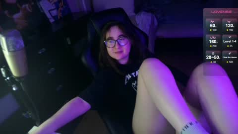 Snapshot of el_sweety chatting on January 9, 2025, 1:24 pm If you like it when I meow give me a thumbs up online show from January 9, 2025, 1:24 pm
