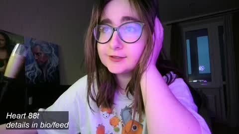 Snapshot of el_sweety chatting on February 8, 2025, 3:53 pm If you like it when I meow give me a thumbs up online show from February 8, 2025, 3:53 pm