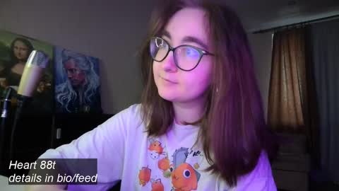 Snapshot of el_sweety chatting on February 9, 2025, 3:01 pm If you like it when I meow give me a thumbs up online show from February 9, 2025, 3:01 pm