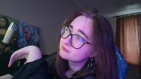 Snapshot of el_sweety chatting on February 14, 2025, 1:18 pm If you like it when I meow give me a thumbs up online show from February 14, 2025, 1:18 pm
