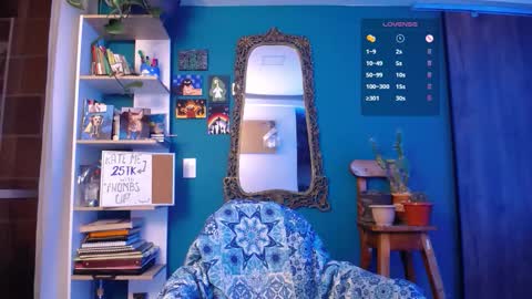 Ela  Help me reach 100 thumbs up online show from November 6, 2025, 2:23 am