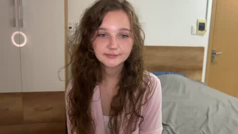 Ela online show from June 17, 2026, 6:42 pm