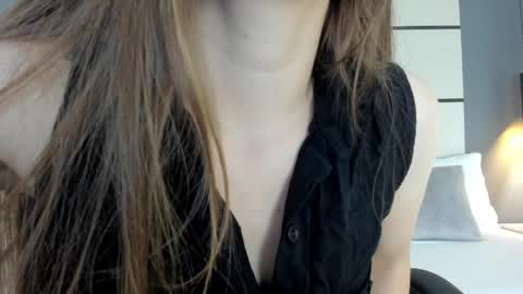 E L A I A online show from April 9, 2026, 7:19 pm