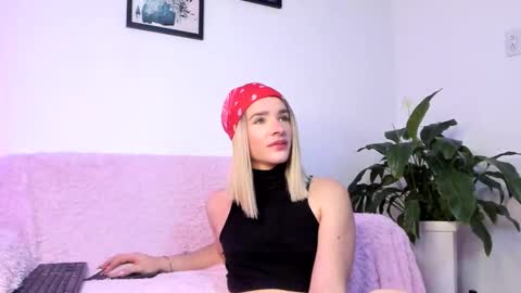 Snapshot of elaia_franc chatting on March 4, 2026, 12:49 am Elaia franco online show from March 4, 2026, 12:49 am