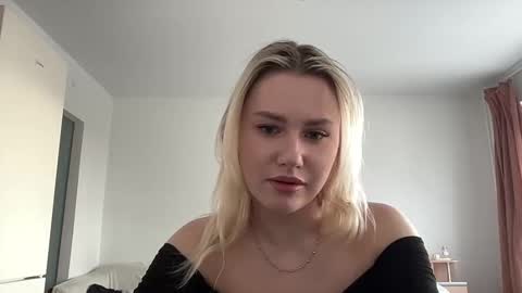 Snapshot of elaraluxxxe chatting on February 17, 2025, 12:05 pm elaraluxxxe online show from February 17, 2025, 12:05 pm