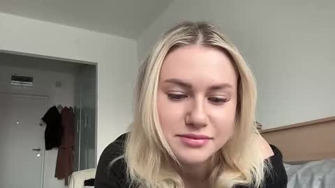 Snapshot of elaraluxxxe chatting on February 19, 2025, 11:06 am elaraluxxxe online show from February 19, 2025, 11:06 am