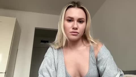 Snapshot of elaraluxxxe chatting on March 11, 2025, 1:12 pm elaraluxxxe online show from March 11, 2025, 1:12 pm