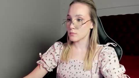 Snapshot of elaravoltage chatting on March 17, 2026, 11:13 am elaravoltage online show from March 17, 2026, 11:13 am