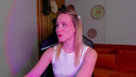 Snapshot of elaravoltage chatting on March 19, 2026, 2:54 pm elaravoltage online show from March 19, 2026, 2:54 pm