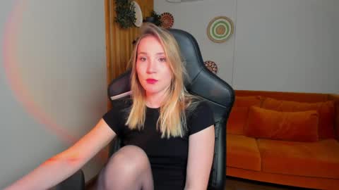 Snapshot of elaravoltage chatting on April 5, 2026, 5:04 am elaravoltage online show from April 5, 2026, 5:04 am