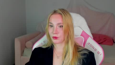Snapshot of elaravoltage chatting on May 6, 2026, 5:14 am elaravoltage online show from May 6, 2026, 5:14 am