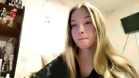 Snapshot of elaynecinco chatting on February 16, 2026, 2:35 pm MIa online show from February 16, 2026, 2:35 pm