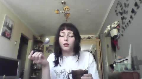 Lia online show from May 4, 2026, 1:07 pm