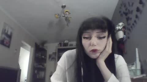 Lia online show from May 9, 2026, 5:29 pm