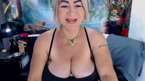 Snapshot of elektra_4_you chatting on October 12, 2025, 12:04 pm XIOMY give LIKE on my page online show from October 12, 2025, 12:04 pm