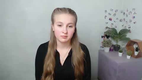 Elena online show from November 4, 2025, 1:43 pm